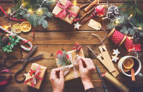 Cadeaux de Noël : comment en finir avec le gaspillage du papier cadeau ?